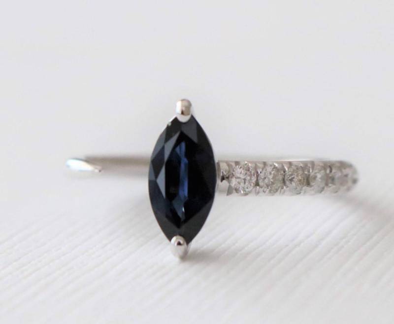 Marquise Cut Saphir Diamant Manschette Ring in 14K Weißgold Design Von Studio 1040 von Studio1040