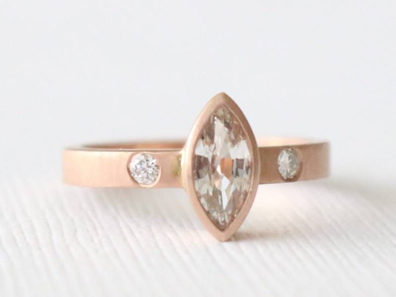 Marquise Weißer Saphir Ring Handgemachter 14K Rosegold Diamant Akzent von Studio1040