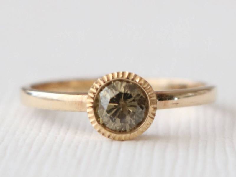 Milgrain Bezel Dark Champagne Diamant Ring 14K Gelbgold Solitaire von Studio1040