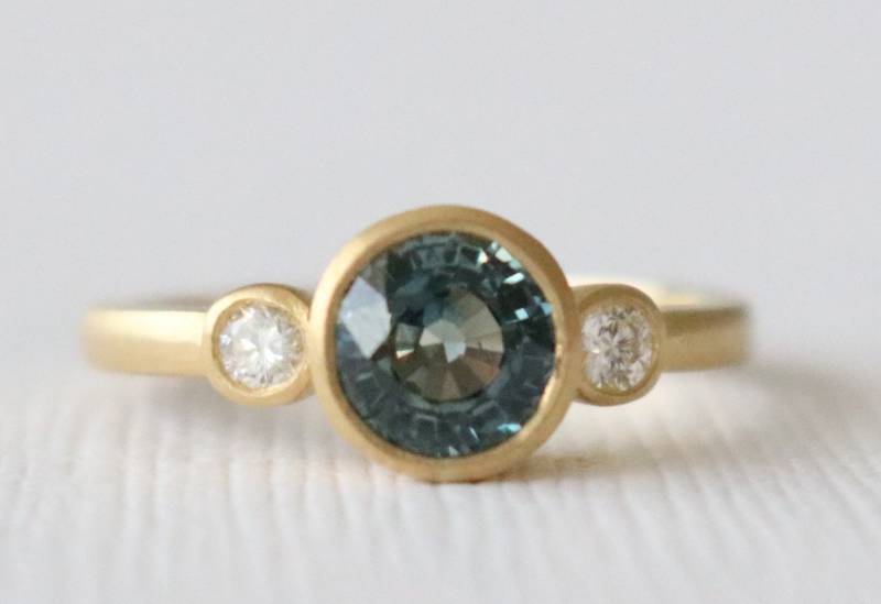 Montana Saphir Diamant Ring 750 Gelbgold Zargenfassung von Studio1040