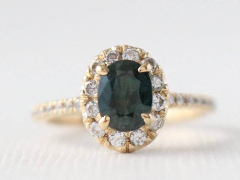 Oval Blau Grün Saphir Diamant Halo 14K Gelbgold Verlobungsring von Studio1040