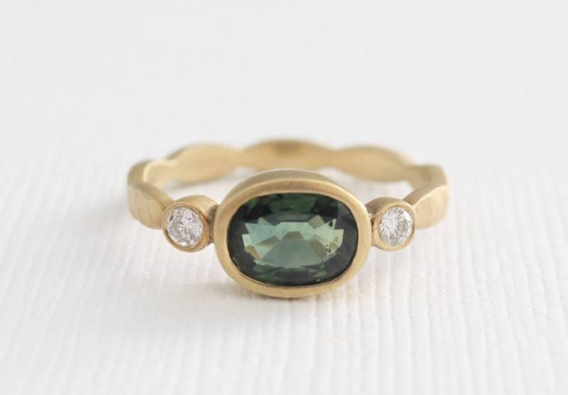 Oval Grüner Saphir Diamant Ring 14K Gelbgold Lünette Verlobungsring von Studio1040