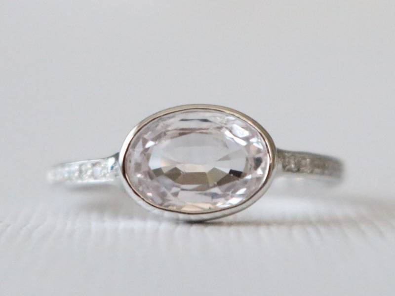 Oval Rosa Saphir Ring Diamant Halbe Eternity, 14K Weißgold von Studio1040