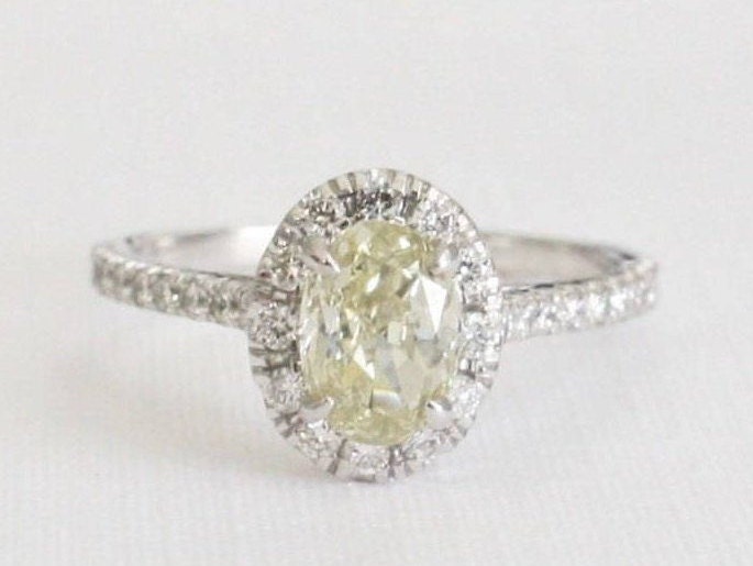 Ovaler Champagner Diamant Halo Verlobungsring Ehering Aus 14K Weißgold von Studio1040