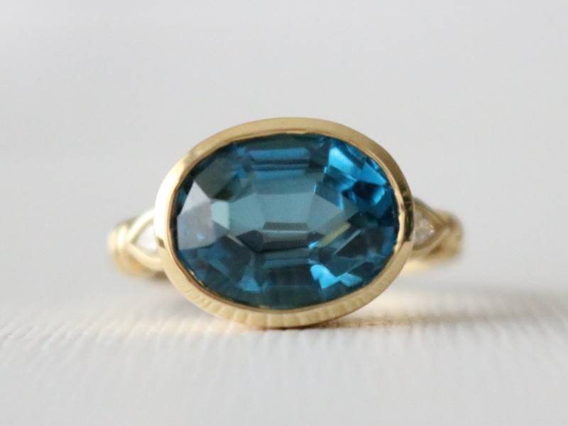 Oval London Blauer Topas Diamant Ring 14K Gelbgold Zarge Fassung von Studio1040