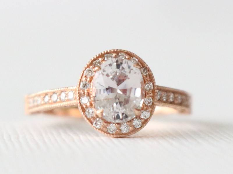 Oval Pfirsich Saphir Diamant Halo Verlobungsring, 14K Rose Gold Filigree von Studio1040