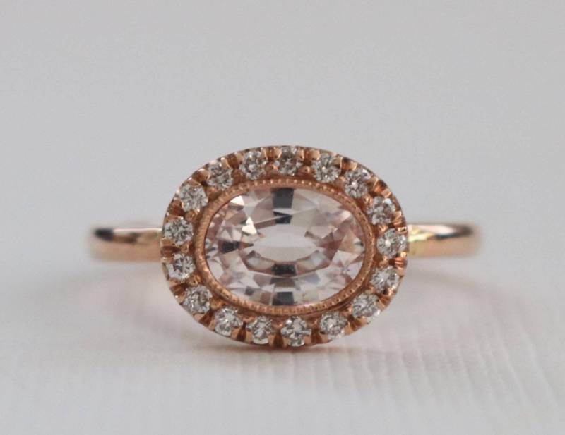 Oval Pfirsich Saphir Halo Ring Milgrain 14K Rosegold, Diamant Akzent von Studio1040