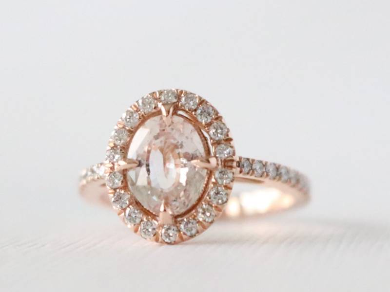 Oval Pfirsich Saphir Ring 14K Rosegold Diamant Halo Verlobungsring von Studio1040