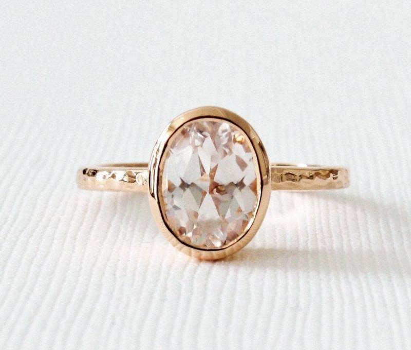 Ovaler Weißer Saphir Ringgehämmerte 14K Rose Gold Fassung von Studio1040