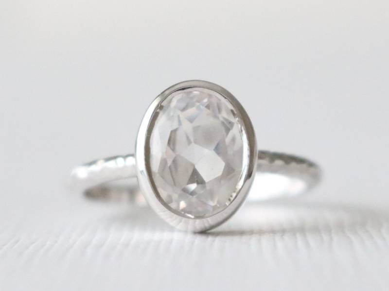 Ovaler Verlobungsring Mit Weißem Saphir Gehämmerte 14K Weißgold Zargenfassung von Studio1040