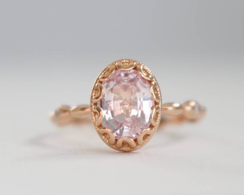 Ovaler Pfirsich Saphir Verlobungsring 14K Rose Gold Milgrained Diamant Ring von Studio1040