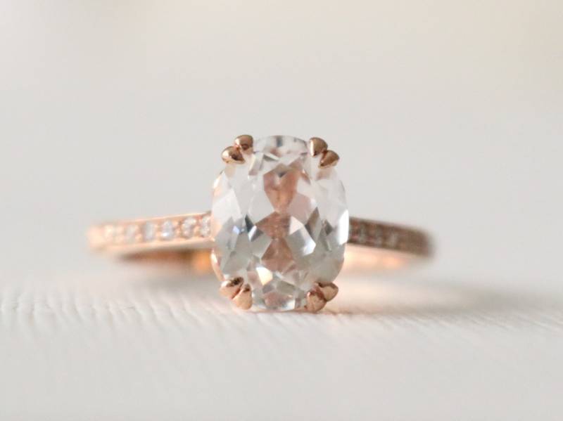 Ovaler Verlobungsring Mit Weißem Saphir Diamant Halbe Eternity Band, 14K Roségold von Studio1040