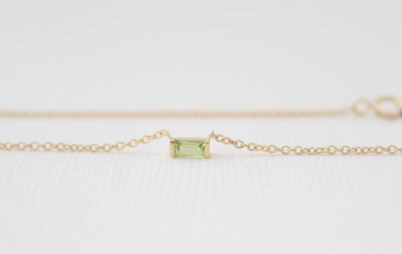 Peridot Bar Halskette Im Baguette Schliff Aus 14K Gelbgold von Studio1040