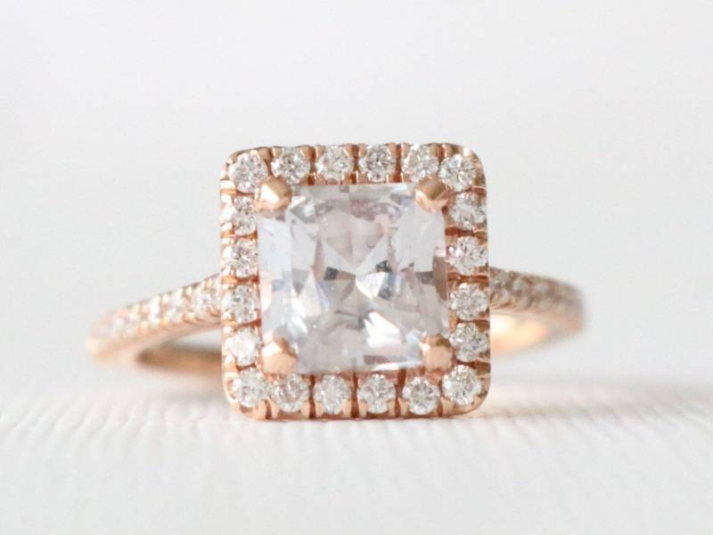 Pfirsich-Saphir Ring Im Asscher Cut Diamant Halo, 14K Roségold von Studio1040