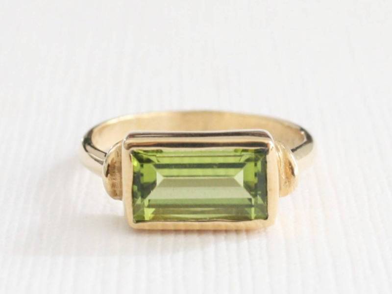 14K Gelbgold Peridot Ring Rechteckiger August Geburtsstein von Studio1040