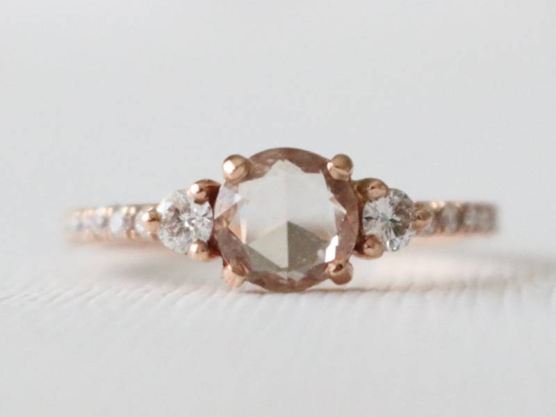 Rosenschliff Weißer Saphir Ring Diamant Handgemachte Rosegold Verlobungsring Vintage Modernes Design Von Studio 1040 von Studio1040