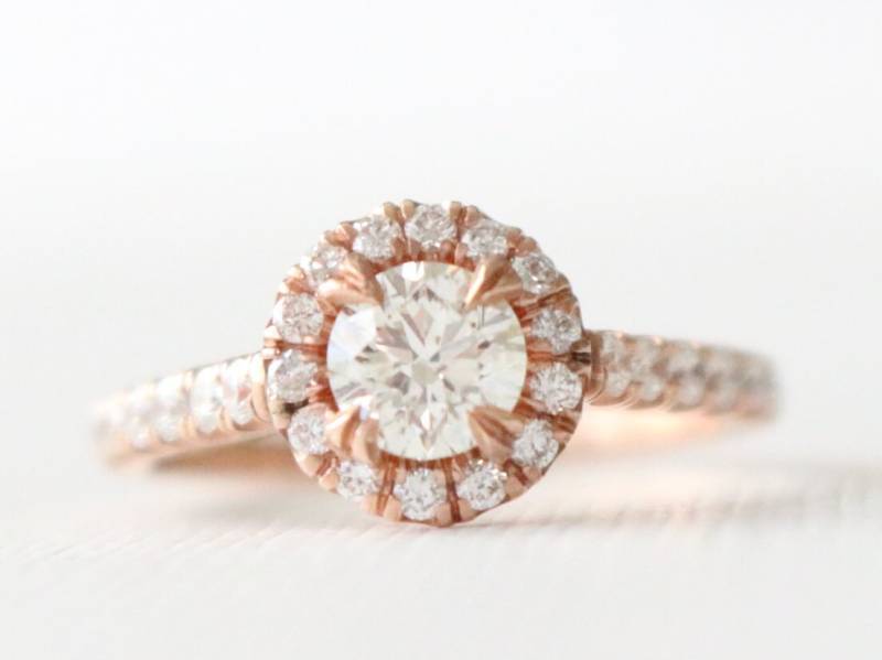 Runder Diamant Halo Verlobungsring Mit Geheimen Diamanten, 14K Roségold von Studio1040