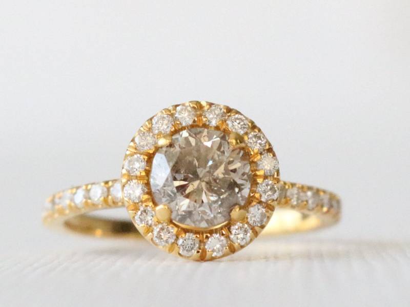 Handgefertigter Champagner Diamant Halo Verlobungsring 14K Gelbgold von Studio1040