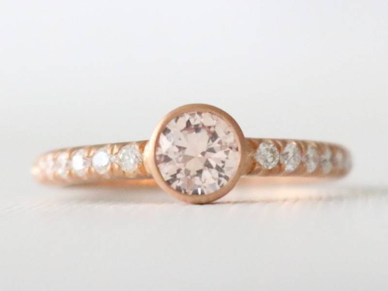 Runder Pfirsich-Saphir Diamantring in 14K Rosegold Design Von Studio 1040 von Studio1040