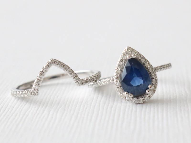 Saphir Birne Halo Verlobungsring Set Diamant Chevron Band, 14K Weißgold von Studio1040