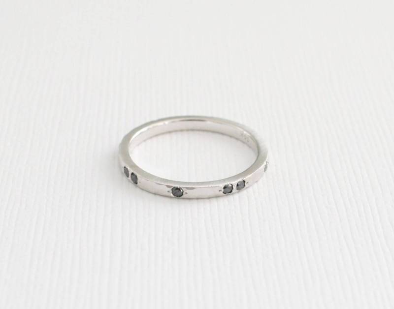 Schwarzer Diamant Band in 14K Weißgold | Matt Gehämmert von Studio1040