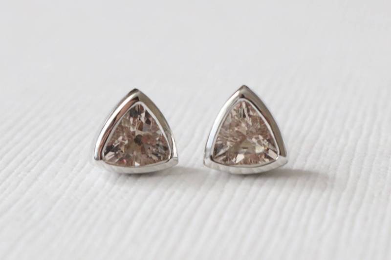 Trillion Peachy Pink Morganit Ohrstecker 14K Weißgold von Studio1040