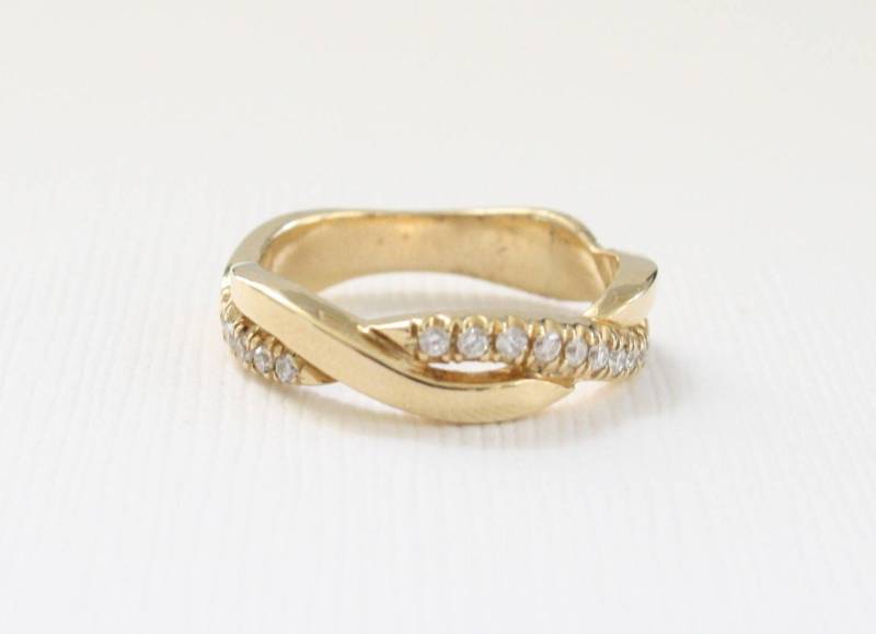 Handgemachter 14K Gelbgold Diamant Twist Eternity Ring von Studio1040