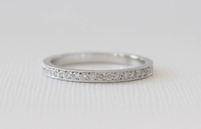 Voller Eternity Pave "Diamant Milgrained Ring in 14K Weißgold von Studio1040