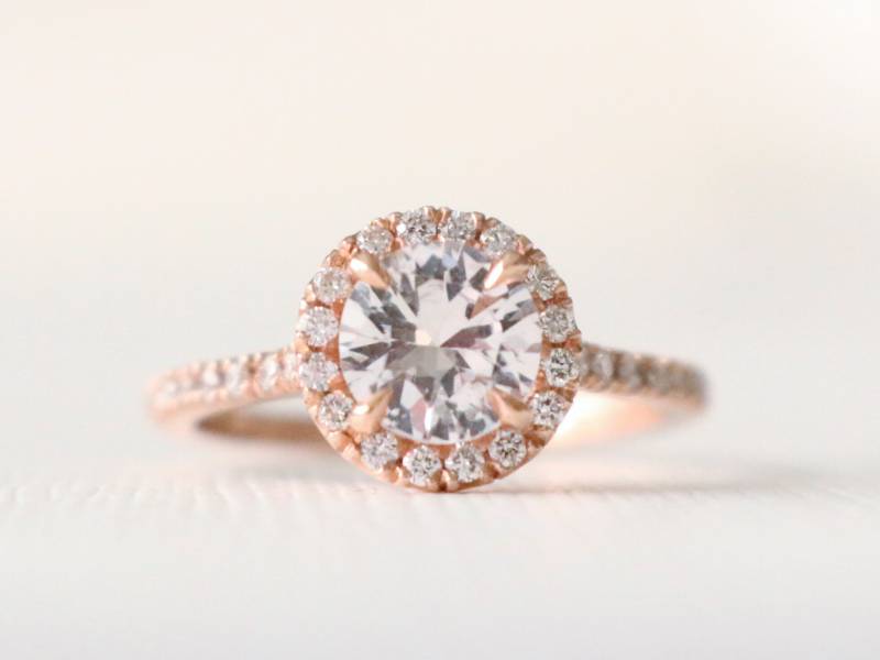 Weißer Saphir Diamant Halo Verlobungsring 14K Rose Gold Eternity Band von Studio1040