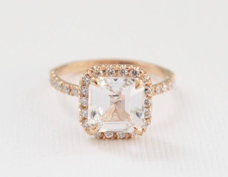 Weißer Saphir Ring Im Asscher Schliff Diamant Halo, 14K Roségold-Verlobung von Studio1040