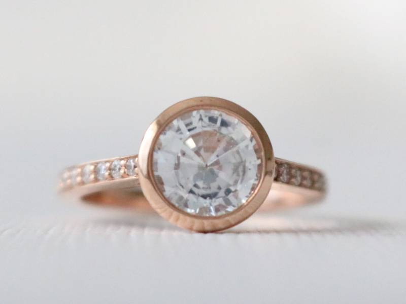 Weißer Saphir Verlobungsring Diamant Halbe Ewigkeit, 14K Roségold von Studio1040