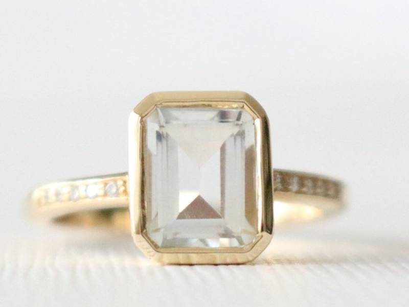 Weißer Topas-Ring Im Smaragdschliff 14K Gelbgold Mit Diamant Als Alternative von Studio1040