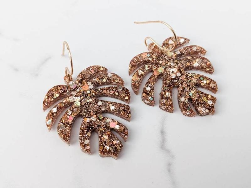 Funkelnde Glitzernde Goldene Monstera-Blatt-Ohrringe von Studio309Designs