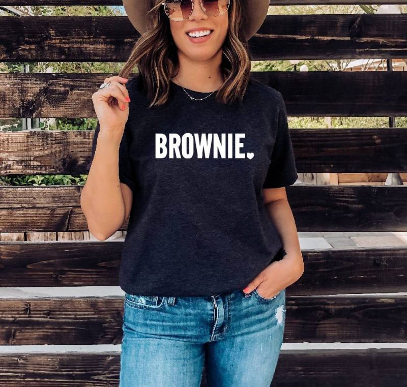 Brownie Brünett T-Shirts -Jede Braucht Ein Blondes T-Shirt - Hemden- Beste Freunde Geschenke von Studio5565
