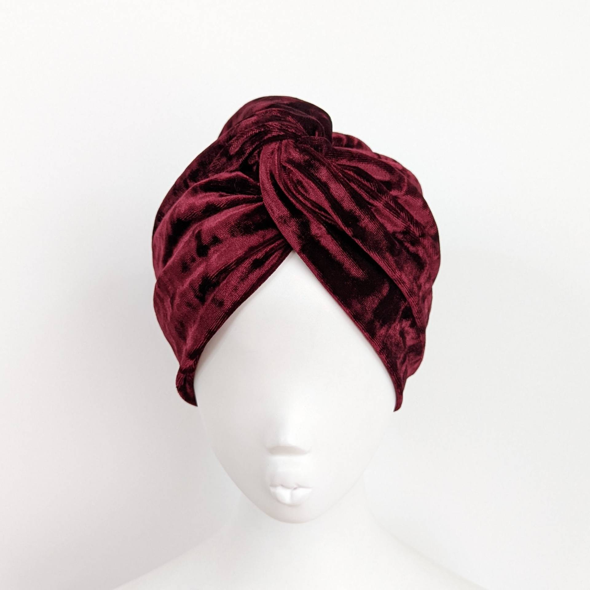 Weinroter Turbanhut Aus Samtroter Twist-Front-Hut von StudioAether
