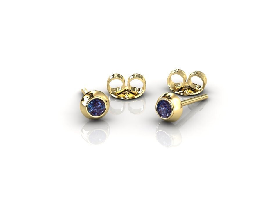 14K Alexandrit Ohrstecker, Zierliche Lünette Set Gelbgold Minimalistisch Unikat Jahrestag Schmuck, Juni Geburtsstein Edelstein Ohrringe 14K Alexandrit Ohrstecker, Zierliche Lünette Set Gelbgold Minimalistisch Unikat Jahrestag Schmuck, Juni Geburtsstein Edelstein Ohrringe von StudioAlexandrite