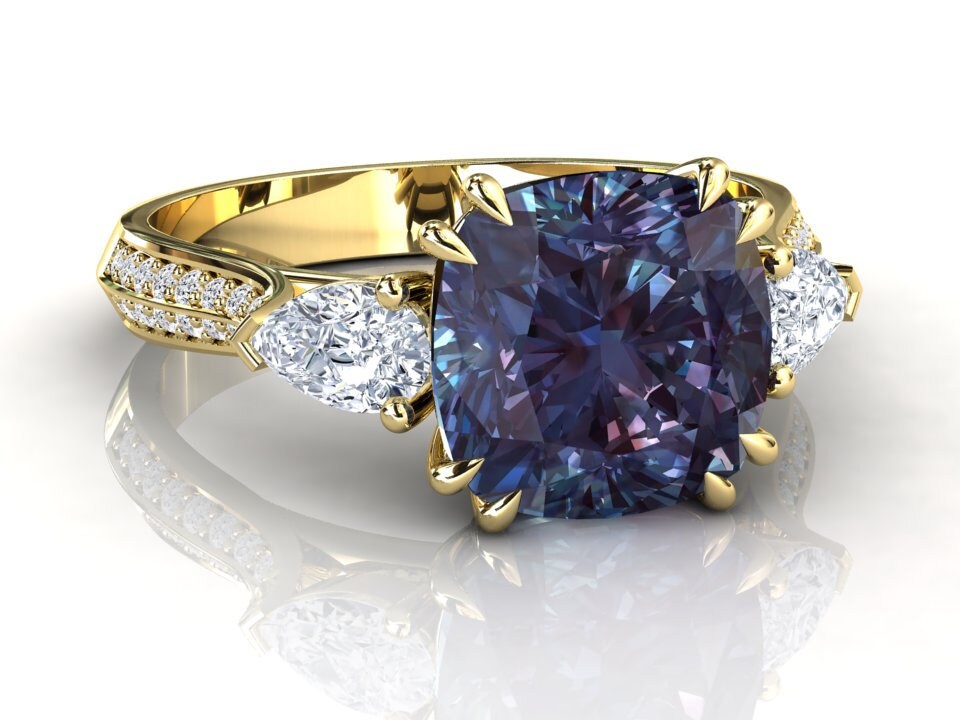 Alexandrit Ring | Kissenschnitt 3 Stein Verlobungsring Ehering Set Natürlicher Diamant Brautset Massives Gelbgold von StudioAlexandrite