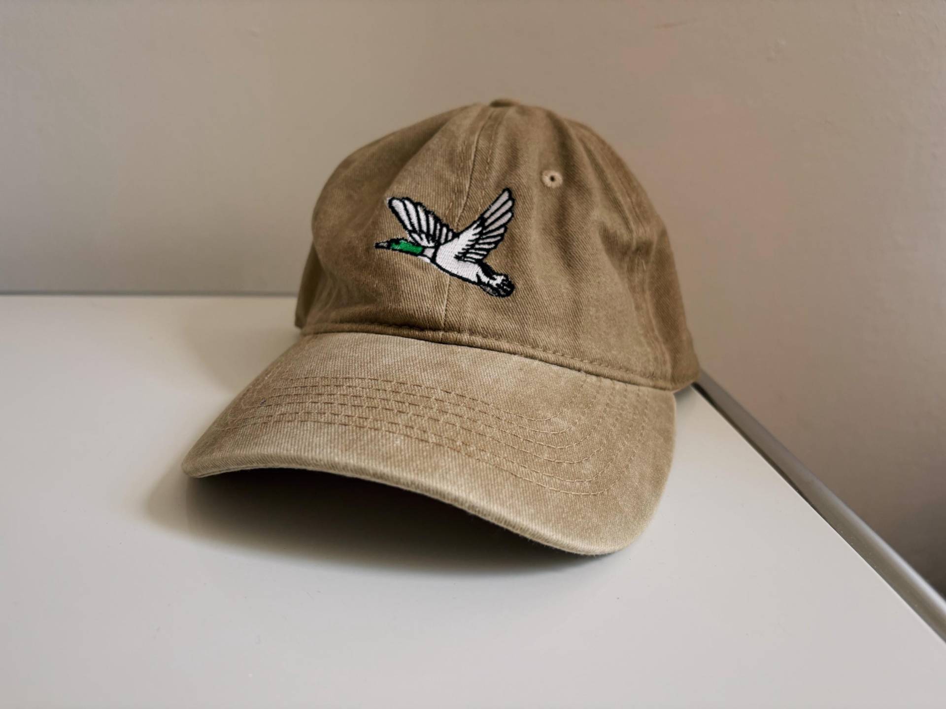 Duck Embroidered Cap - Stylish Cotton Hat With Adjustable Strap & Nature-Inspired Design For Casual Wear von StudioAndStuff