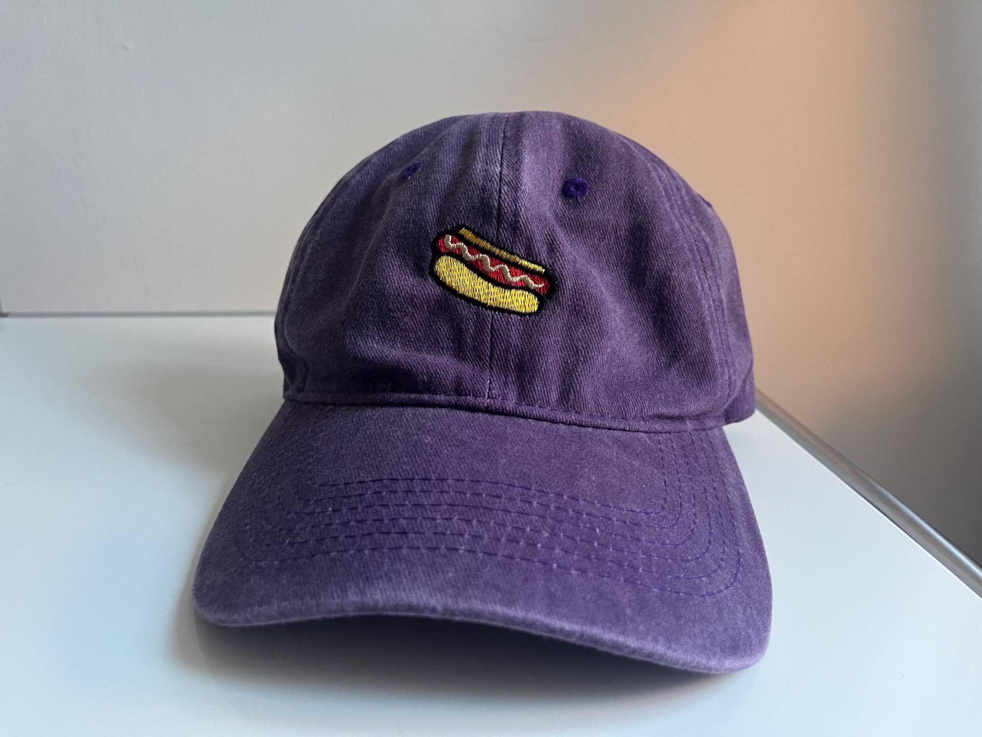 Hot Dog Embroidered Cap - Fun & Playful Cotton Hat With Adjustable Strap, Perfect For Food Lovers & Casual Wear von StudioAndStuff