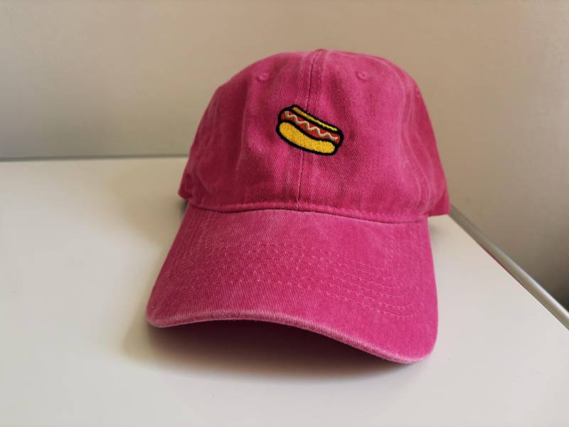 Cap Mit Gesticktem Hot Dog Motiv von StudioAndStuff