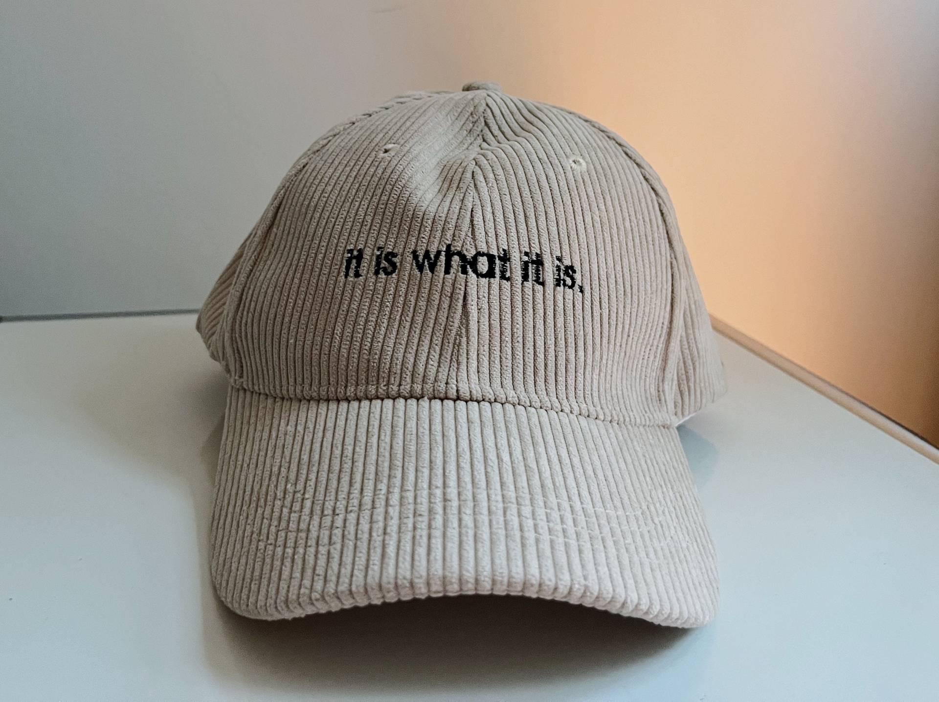 Cord Mütze "It Is What It Is" Statement Stickerei Cap Baseballcap Cord Mütze "It Is What It Is" Statement Stickerei Cap Baseballcap von StudioAndStuff