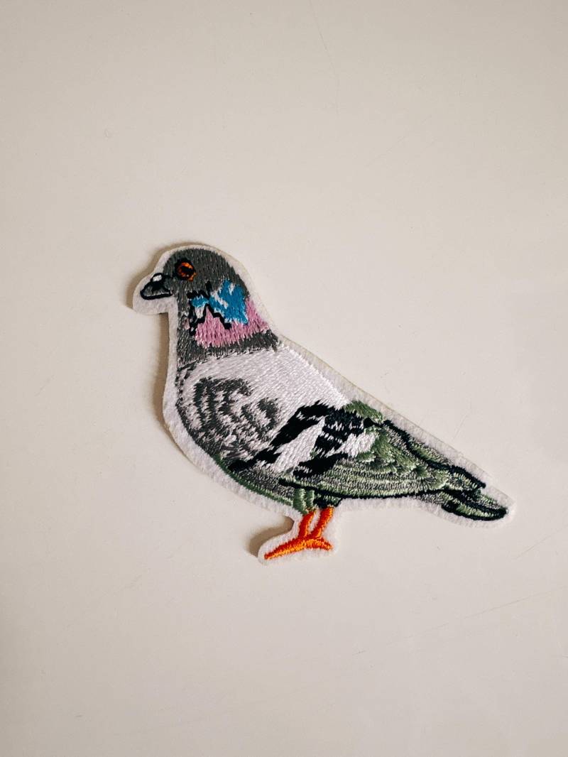 Cute City Pigeon Iron-On Patch - Embroidered Bird For Jackets, Bags & Gifts, Cozy Winter Accessory, Handmade Christmas Stocking Filler von StudioAndStuff