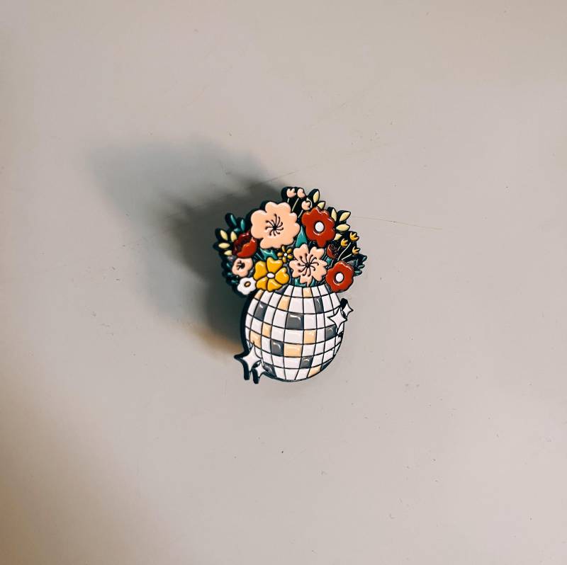 Disco Ball With Flowers Brooch - Sparkling Statement Pin Floral Design, Perfect For Party Looks & Creative Accessories von StudioAndStuff