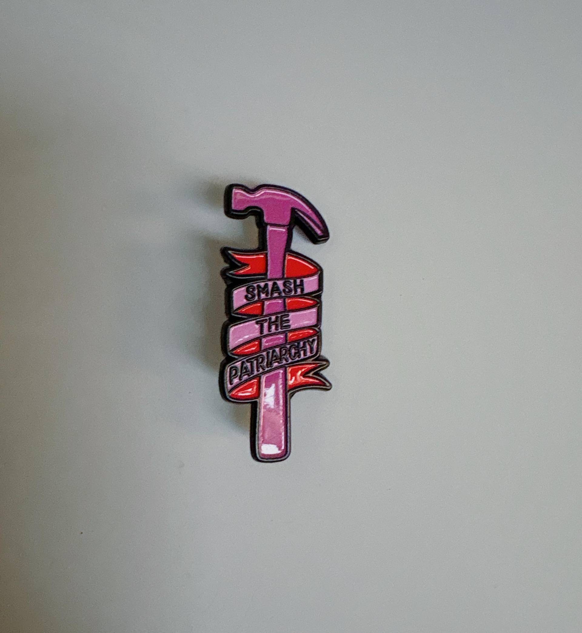 Feminist Enamel Pin - Pink Hammer With "Smash The Patriarchy" Slogan Bold Statement Brooch For Activists, Protest Fashion, Empowering von StudioAndStuff
