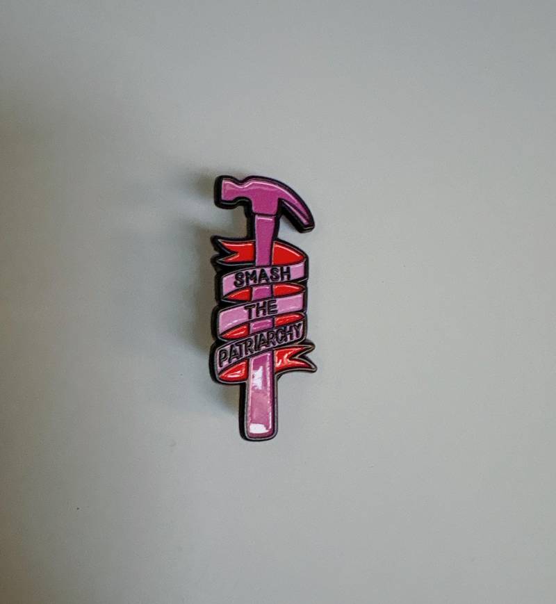 Feminist Enamel Pin - Pink Hammer With "Smash The Patriarchy" Slogan Bold Statement Brooch For Activists, Protest Fashion, Empowering von StudioAndStuff