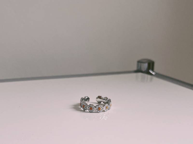 Flower Ring Bloomy Margeriten Edelstahl Größenverstellbar von StudioAndStuff
