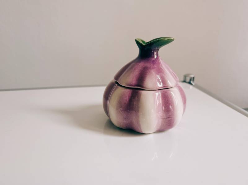 Garlic-Shaped Ceramic Jewelry Box - Whimsical Kitchen Decor Meets Functional Charm. Perfect For Rings, Spices, Or Tiny Treasures von StudioAndStuff