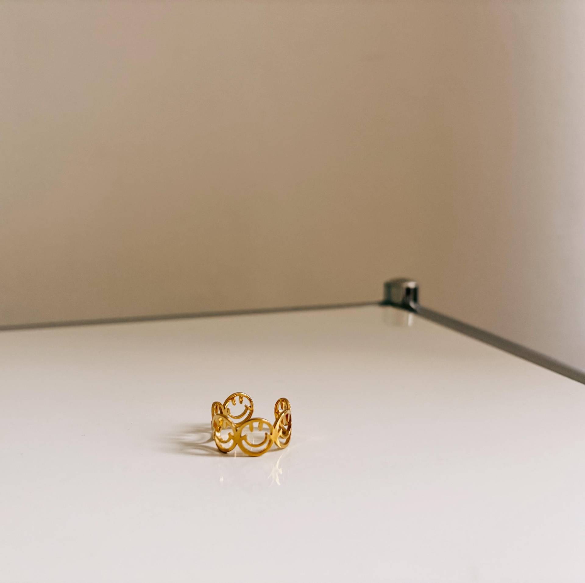 Gold Smiley Face Ring - Adjustable Size, Cute Minimalist Jewelry Gift, Fun Statement Accessory von StudioAndStuff