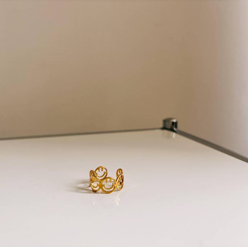 Gold Smiley Face Ring - Adjustable Size, Cute Minimalist Jewelry Gift, Fun Statement Accessory von StudioAndStuff