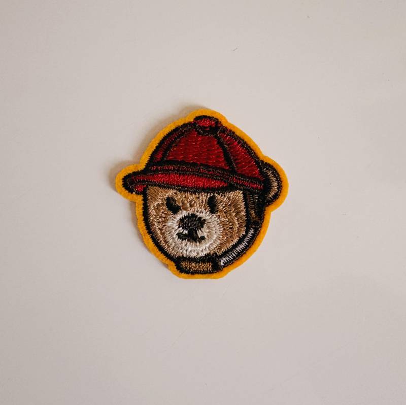 Mini College-style Teddy Bear Iron-On Patch von StudioAndStuff